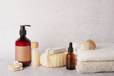 Kozmetik SPA modelleme, vücut bakımı ürünleri, bez ve havlular hafif beton arka plan, doğal eko kozmetik