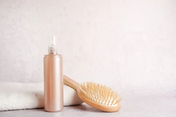 Still Life Shampoo Lotion Bottle Wooden Hair Brush White Towel — Stock Photo, Image
