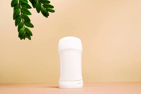 Deodorante Bianco Foglie Verdi Sfondo Beige Colore Immagini Stock Royalty Free