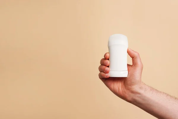 Deodorante Bianco Mano Maschile Sfondo Beige Primo Piano Copia Spazio — Foto Stock