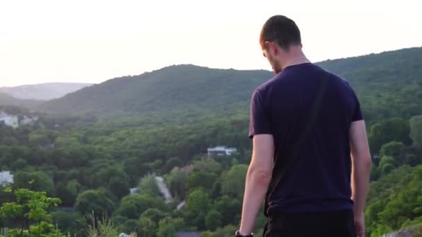 Człowiek Spacerujący Szczycie Wzgórza Oglądający Wspaniałe Krajobrazy Górach Podczas Letniego — Wideo stockowe