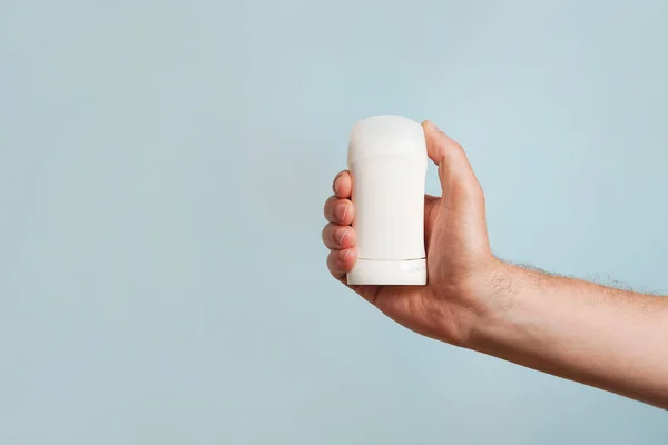 Deodorante Bianco Mano Maschile Sfondo Blu Primo Piano Copia Spazio — Foto Stock
