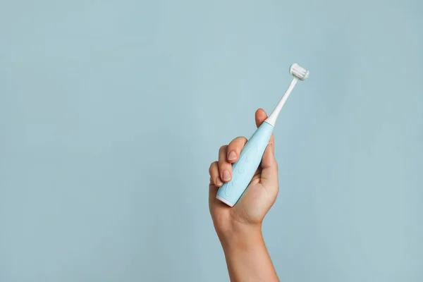 Escova Dentes Elétrica Inteligente Mão Feminina Fundo Azul Tecnologia Moderna — Fotografia de Stock