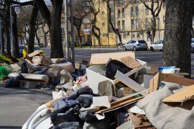 BUDAPEST, HUNGARY - 11 Temmuz 2023: Sokakta bir sürü mobilyası olan çöp yığını