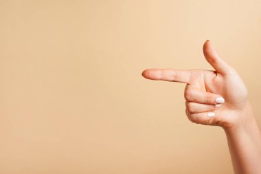 bir konuma işaret eden işaret parmağı, kopyalama alanı olan bej arkaplan