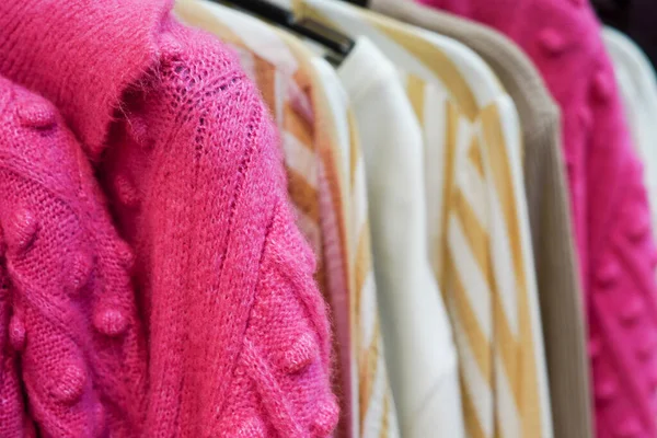 Stylowe Ciepłe Kolorowe Ubrania Wieszaki Sklepie — Zdjęcie stockowe