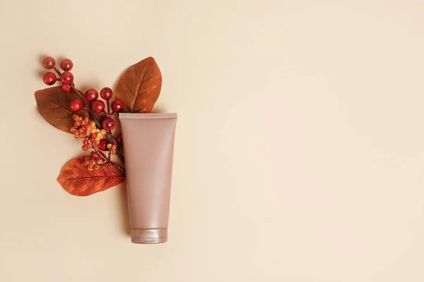 Cosmetische Cream Tube Mockup Met Herfst Bladeren Beige Kleur Achtergrond Stockfoto