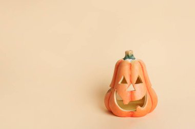 Sarı arkaplanda Cadılar Bayramı Balkabağı, Cadılar Bayramı dekorasyonu, kopyalama alanı