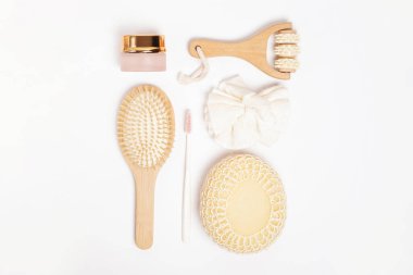 Doğal organik kozmetik ürünleri. Beyaz arka planda vücut bakım ürünleri. Kozmetik krem, losyon, masaj aleti, bez.
