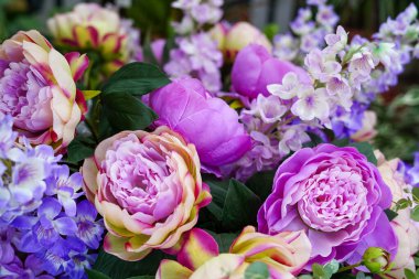 Bir buket yapay çiçek. Düğün sahnesi için çiçek dokusu arka planı. Web sitesi için pankart