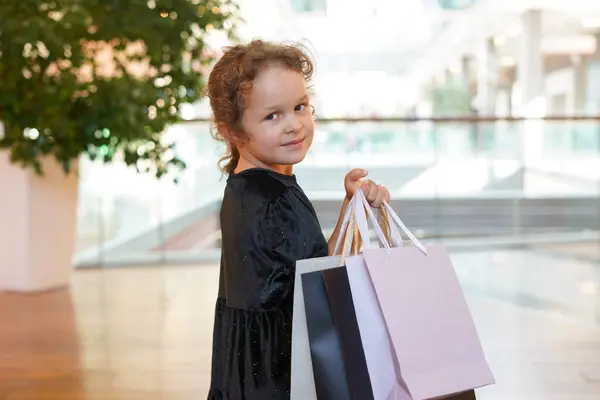 Kind Meisje Met Boodschappentassen Wandelen Winkelcentrum Stockfoto