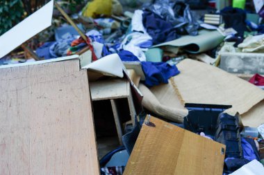 Sokaktaki çöplük, çevresel kirlilik sorunu aşırı tüketim
