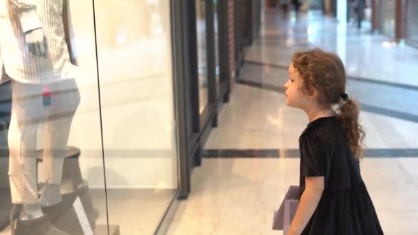 Κορίτσι Παιδί Μαύρο Φόρεμα Κοιτάζοντας Την Οθόνη Του Καταστήματος Παιδί — Αρχείο Βίντεο