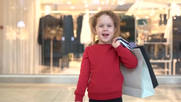 Gelukkig Kind Meisje Rode Trui Praat Enthousiast Hoe Winkel Leuk — Stockvideo
