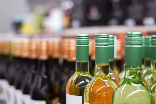 Bottiglie Vino Diverse Vicino Negozio Vino Bianco Rosso Immagine Stock