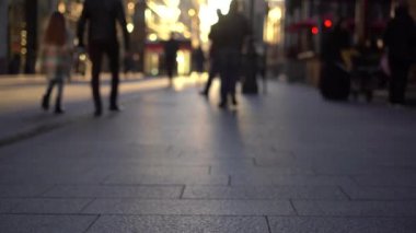 Arka plan bulanık. Bulanık insanlar bir şehirde sokak yürüyüş