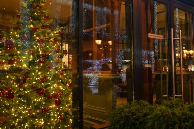 Noel günü modern oteldeki Noel ağacı.