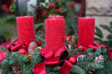 Çiçekçide süslü kırmızı Noel mumları.