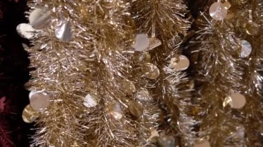 Noel altın çelengi yağmuru dekorasyonları. Mağazanın içi için yeni yıl dekorasyonu