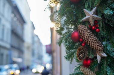 Bulanık arka sokak, Noel süslemeleri, tatil geçmişi. Sokakta Noel ağacı dalı