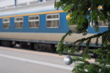 Tren istasyonunda Noel ağacı dalları, kış yolculuğu konsepti