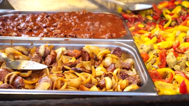 Bbq Street Food Carne Con Cipolle Piatto Vendita Cibo Fiera — Video Stock