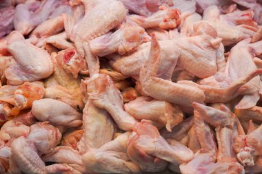 Çiğ Tavuk Kanatları: Kasapta lezzetli, pişmemiş tavuk kanadı bulmak, evde lezzetli yemekler hazırlamak için ideal.