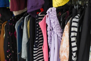 Uygun fiyata bir sürü kıyafet satan ikinci el bir giyim mağazası.