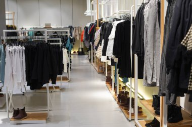 Alışveriş merkezindeki giyim mağazası, günlük kıyafetler.