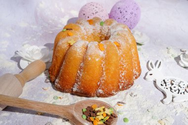 Beyaz ahşap masada şekerli Paskalya pastası Paskalya tatili, Paskalya yemeği