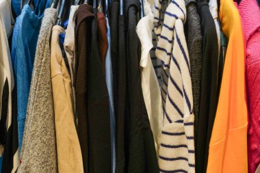Renkli giysileri olan ikinci el mağazası. Garaj satışı