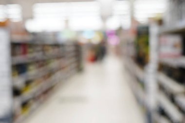 süpermarket, insanlar ve raflar bulanık arkaplan