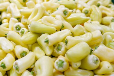 Çiftlikten taze organik biber, markette kırmızı biber.