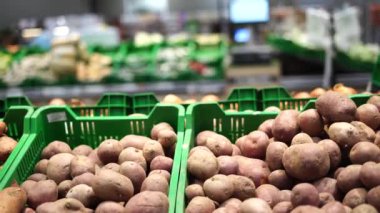 Marketteki kutularda satılık patatesler