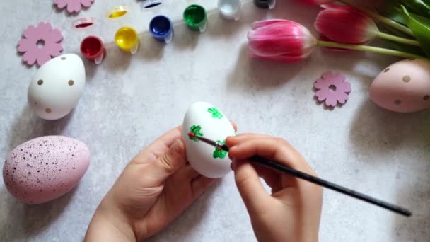 Malování Dětí Velikonoční Vejce Doma — Stock video