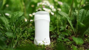 Beyaz deodorant veya yeşil doğa arka planında terleme önleyici