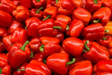 Bir yığın taze kırmızı dolma biber.