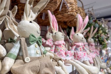 Paskalya için pelüş tavşan oyuncakları bir mağazanın rafında düzgünce düzenlenir.