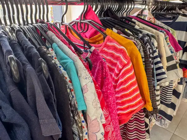 Çeşitli baskılar ve ikinci el kumaşlarla renklendirilmiş günlük tişörtler.