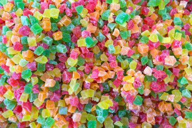 Yeşil, kırmızı, sarı ve turuncu renkli renkli renkli küçük, küp şekerli meyveler.