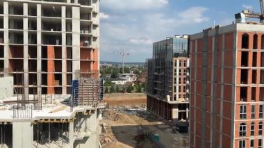 İnşaat sahasında çeşitli gelişim aşamalarında çok katlı binalar görülüyor.