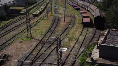 Çok sayıda demiryolu rayları durağan yük vagonları ile aşırı gelişmiş bir tren istasyonunda ayrılır.