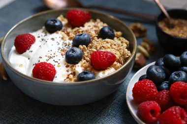 Kahvaltı kasesi. Tohumlu, fındıklı ve dutlu taze ev yapımı yoğurt. Keto diyeti.