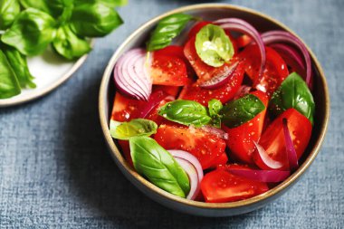 Domatesli, fesleğenli ve soğanlı sağlıklı bir salata..