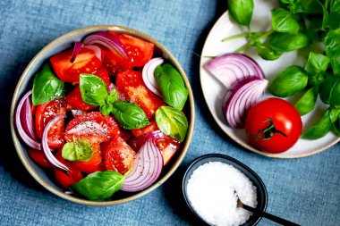 Domatesli, fesleğenli ve soğanlı sağlıklı bir salata..