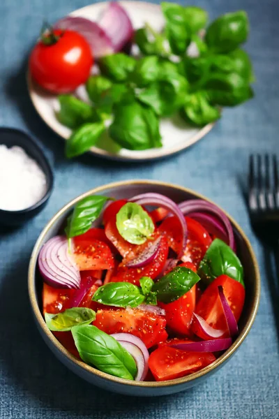 Salada Saudável Brilhante Com Tomates Manjericão Cebolas Azuis — Fotografia de Stock