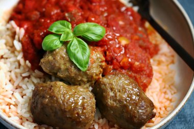 Köfteli pilav ve domates sosu..