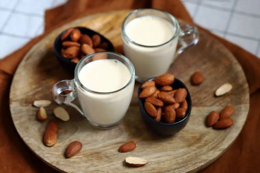 Badem ve badem sütü bir bardakta.