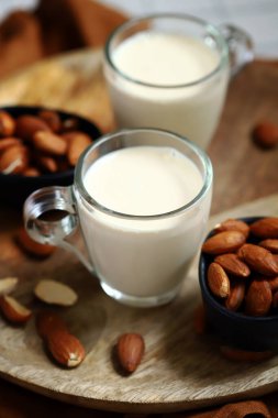 Badem ve badem sütü bir bardakta.