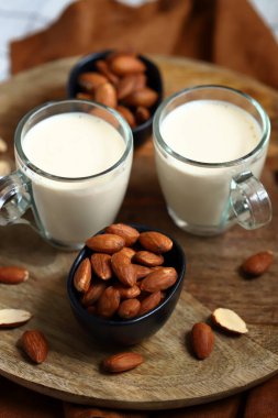 Badem ve badem sütü bir bardakta.